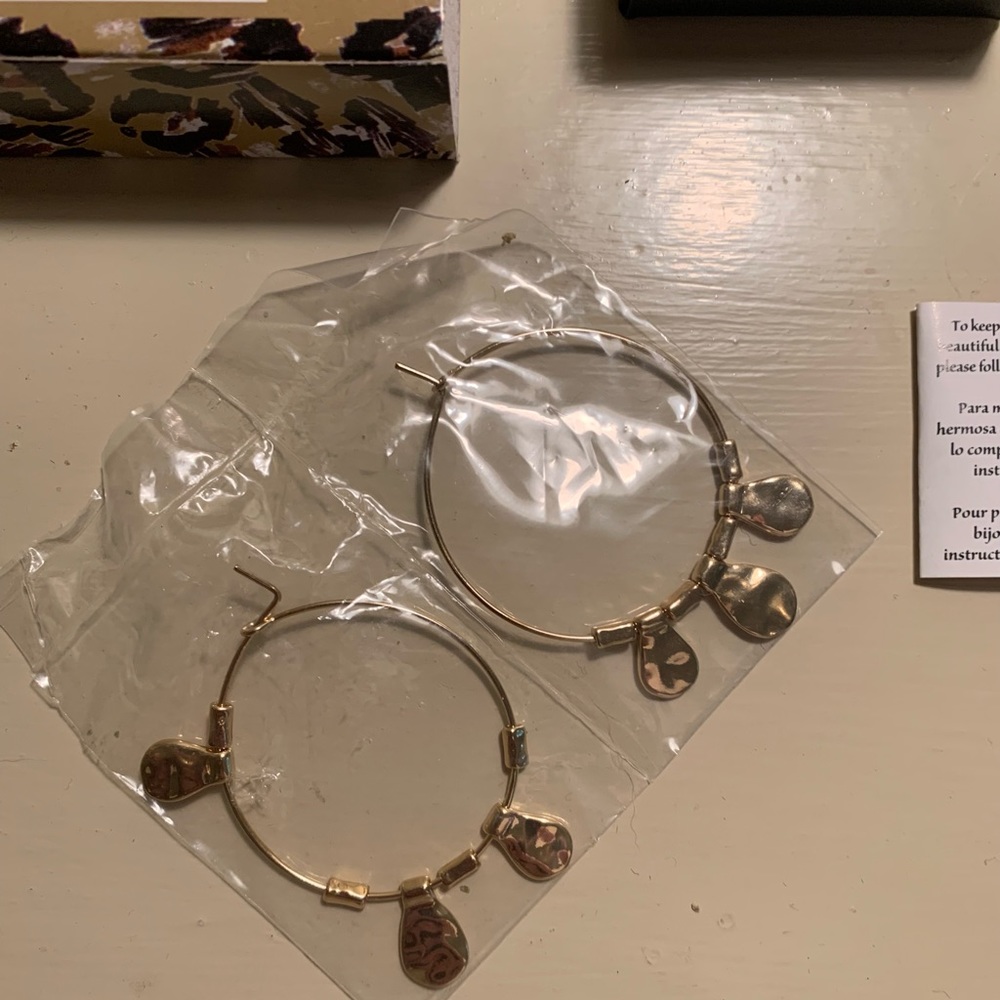 D O N A T E D Modern Metal Hoop Earrings NWT - Picture 4 of 5